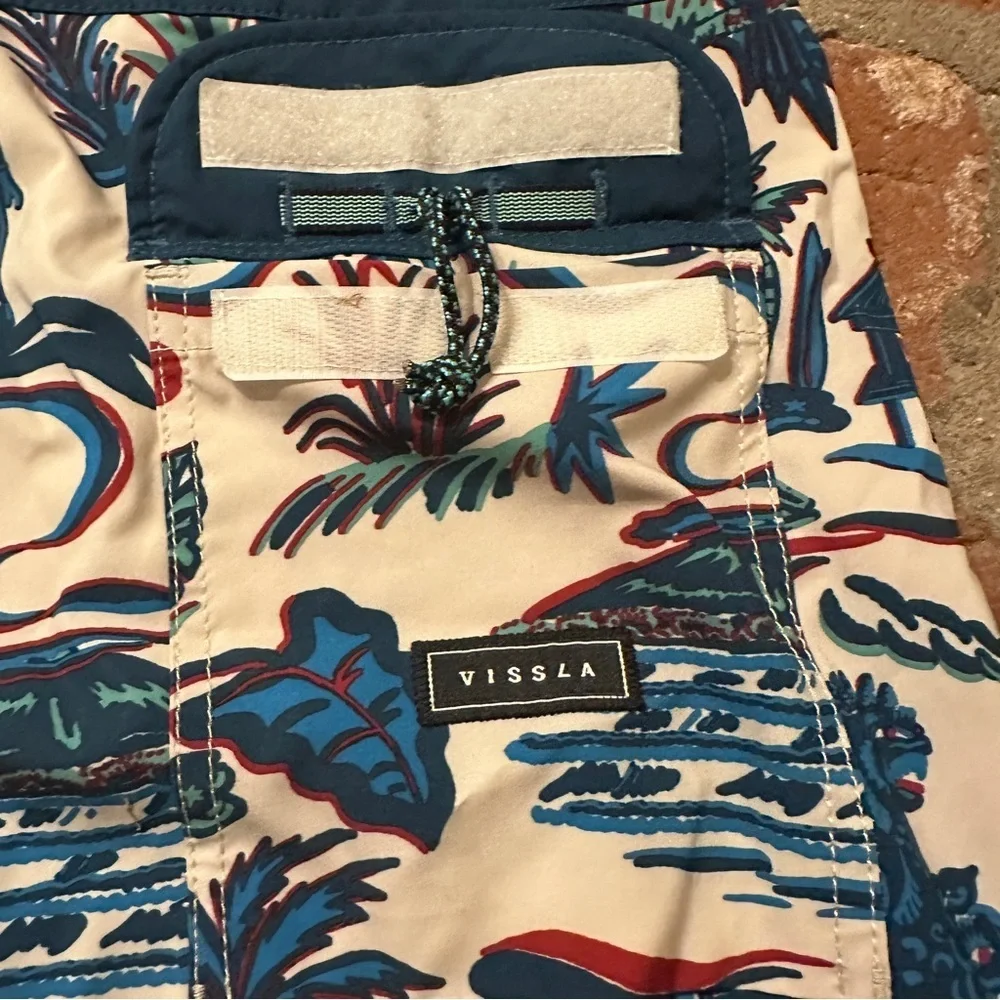 VISSLA Men's Blue and Cream Tropical Hawaiian Unlined Board Swim Shorts size 34